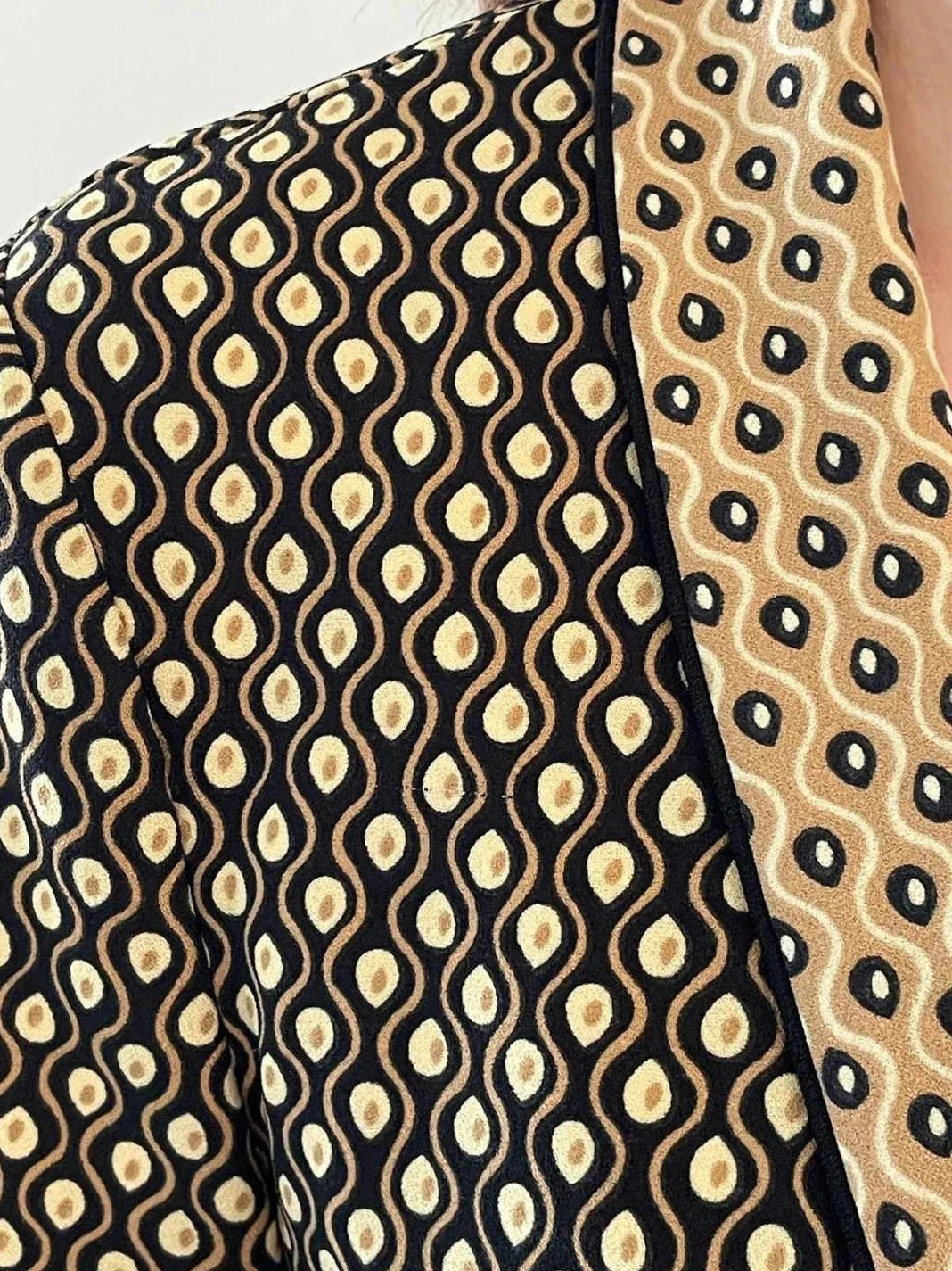 Blazer Scotch & Soda con estampado elegante en negro y beige, talla 38, prenda fluida de estilo bohemio – photo 6